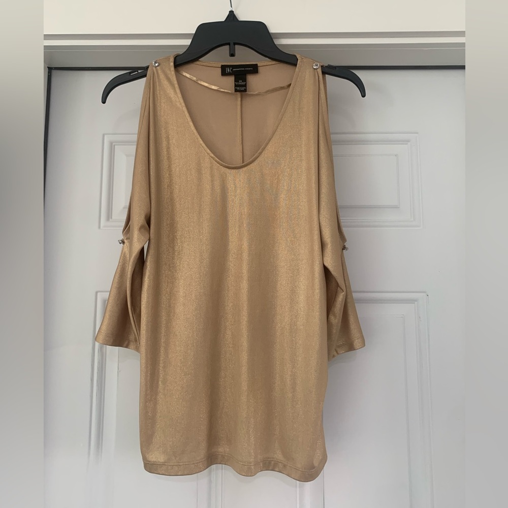 EUC INC cold shoulder top